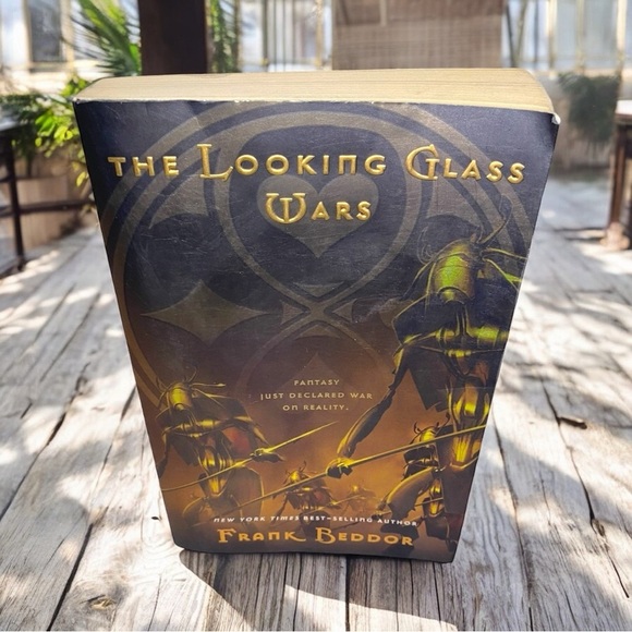 The Looking Glass Wars by Frank Beddor – Paperback - Picture 1 of 7